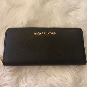 Michael Kors Zipped Wallet